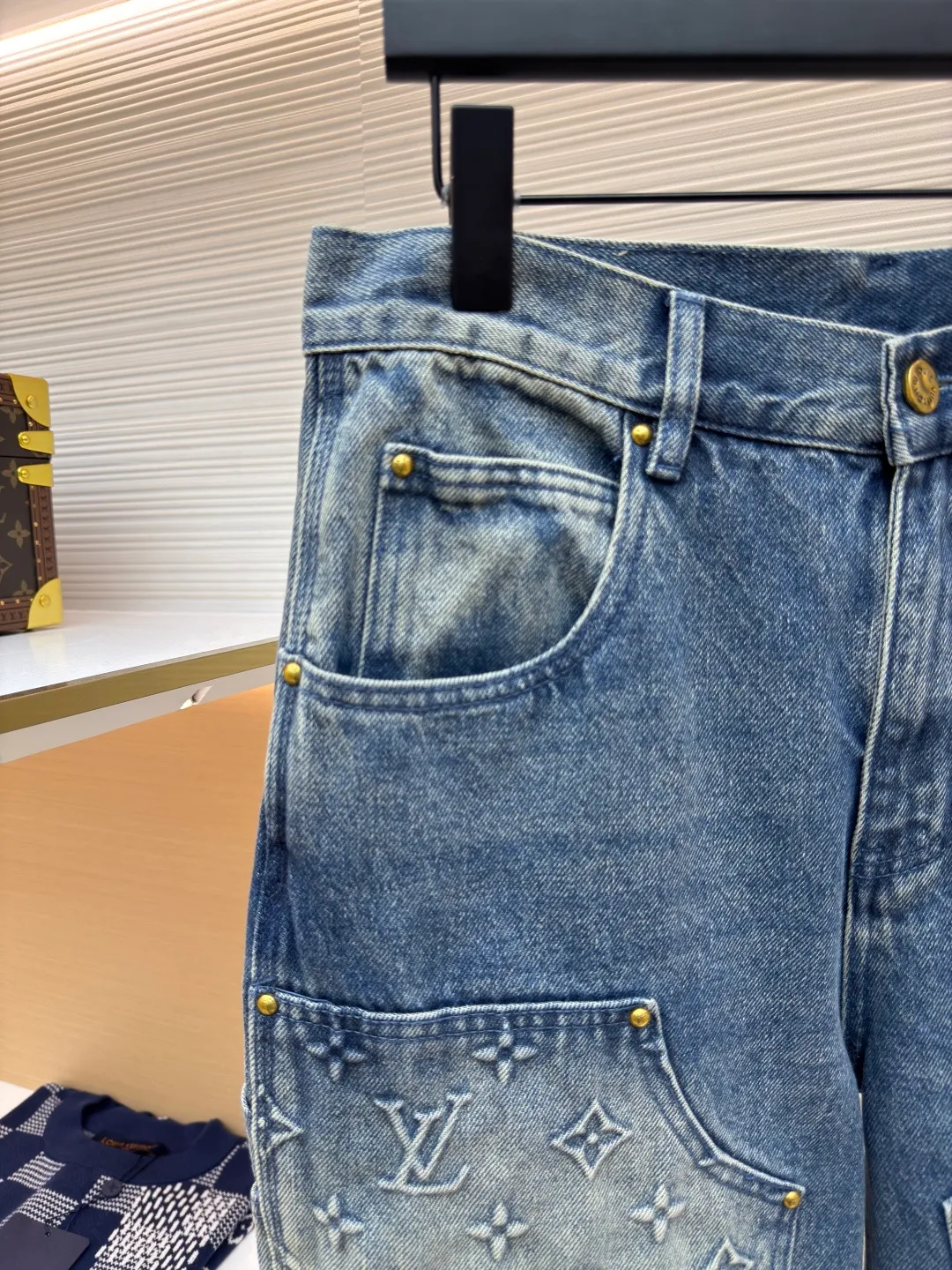 LOUIS VUITTON embossed denim shorts ●Authentic product: purchased and developed for 15999 ●Item number: 1680247-B00 ●Fabric: washed denim ●Technology: distressed washed ●Version: fitted version ●Weight: about 675g ●Size: 30-32-34-36 ●Description: Made of custom-made denim fabric, the fabric is comfortable and soft, skin-friendly and breathable. It adopts Monogram logo embossed elements, slightly distressed light blue wash treatment, original customized hardware, with vv leather label, multiple wash adjustments, and can be matched with many types of clothing to create a fashionable look. The overall wiring is straight and delicate, the fabric is comfortable and soft, and the color is consistent without color difference. It can be matched with the same style to create a fashionable look and control various occasions. Customized accessories, complete with three standards, same style for men and women!